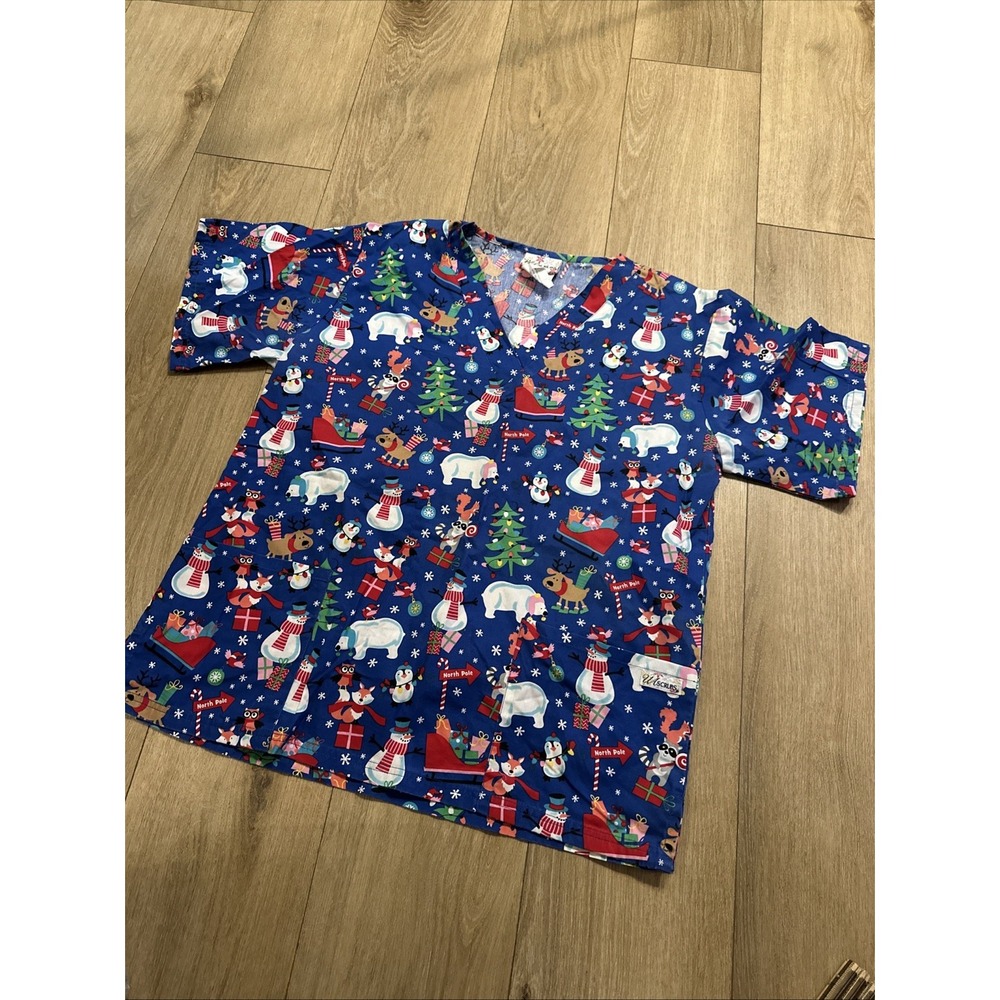 UA‎ Scrub Top Christmas Size M Scrubs Blue North Pole Trees Snowman Cotton Blend